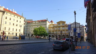 プラハ観光中に何度か通りかかった広場です。