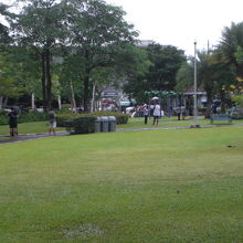 チャトゥチャック公園の中の広い芝生と樹木です。建物もあります