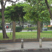 チャトゥチャック公園の外柵です。ランニングに最適な歩道です。