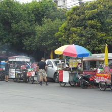 チャトゥチャック公園の外周には、多くの屋台が営業しています。