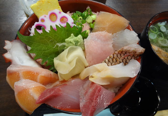 ひがし茶屋街で海鮮丼が食べれます