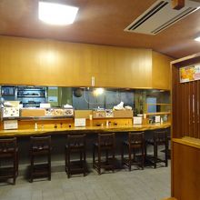 カウンター席　座敷もあります