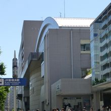 新横浜駅からの道順は標識があります．