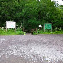 木道の入口は駐車場の前