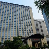 龍奥北路から見上げたシェラトン・ジーナン・ホテル外観。 