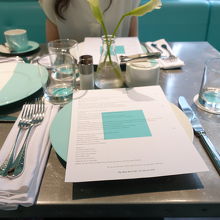 ティファニーブルーが綺麗です。