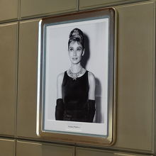 2階にオードリーヘップバーンの写真があります。