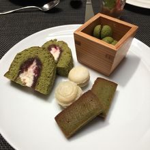 抹茶づくし。ロールケーキ、クッキー、マカロン、フィナンシェ