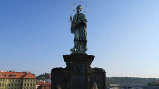 カレル橋にある人気のある聖人像