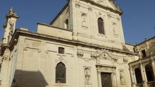 サンタクローチェ教会とは違い内部は暗いです