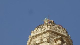 最上部の凝った装飾は必見