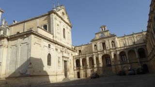 なぜか時計塔を持つ宮殿