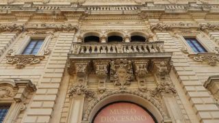 ドゥオーモの向かい合う神学校