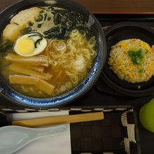 オーダーした醤油ラーメンと半炒飯のセット