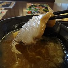 醤油ラーメン　厚みのある焼き豚が美味しい