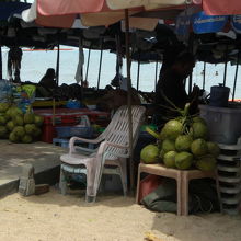 パタヤビーチにおける果物や飲み物は、観光客の楽しみの一つです