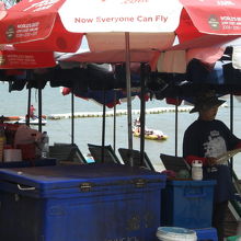 パタヤビーチにおける観光客相手のパラソルと飲み物の商売です。