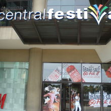 パタヤのセントラルフェスティバルの入口です。利用客が多いです