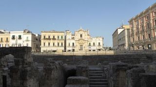 古代ローマ遺跡前に立つ小さな教会