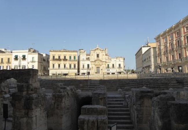 古代ローマ遺跡前に立つ小さな教会