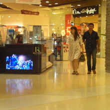 セントラルフェスティバルの１階の中央部の西側の様子です。