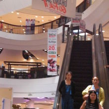 セントラルフェスティバルの各階を連接するエスカレーターです。