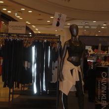 セントラルフェスティバルの海岸通り側の店舗の商品です。