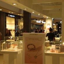 セントラルフェスティバルの海岸通り側の化粧品の店舗です。