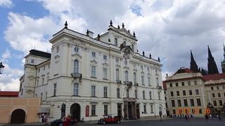 フラッチャニ広場の北側に建っている瀟洒な建物です。