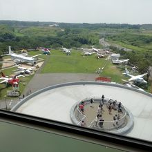 5階の展望室から屋外展示場と3階の展望台を望む