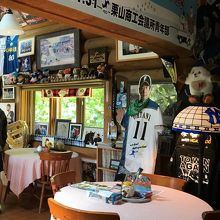 １階のメインの部屋では展示を見ながら談笑が出来そうです。