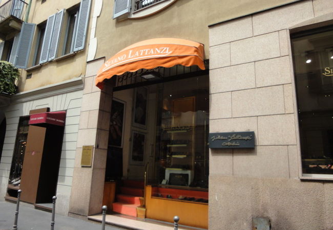 シルヴァノ ラッタンジ (ミラノ ジェズー通り)