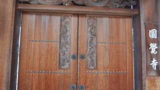 彫刻が動いた。