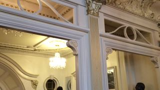 有名な作家の作品も多いが館内は騒々しい雰囲気