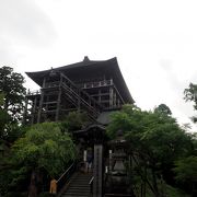 巨大な岩の上に建つ日本にただ一つの『四方懸造り』の観音堂は必見です