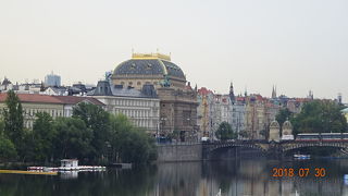 プラハ城やペトシーンの展望台からこの建物が見えました！