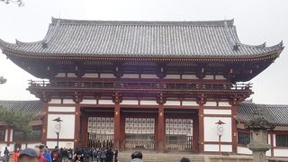 東大寺南大門と大仏殿の間にある中門