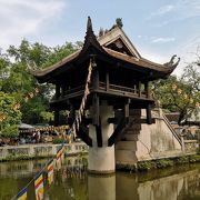 池に建つお寺