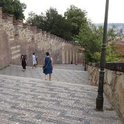 プラハ城に行った後に、この通りを下ってマラー・ストラナ広場に降りていきました。