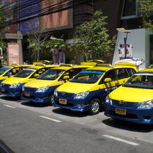 パタヤのタクシーは、ホテル等の前とかで利用客を待ちます。