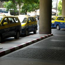 タクシーはセントラルフェスティバル等の前で、利用客を待ちます