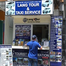 パタヤのタクシーは、市内の旅行代理店からの連絡を待ちます。