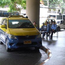 パタヤのタクシーは、利用客や呼び出しが来るまでは、待機となる