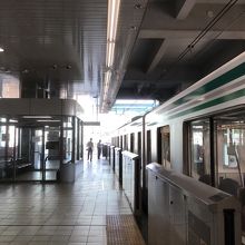 プラットホームから。 電車を