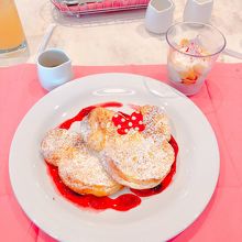 ミッキー＆ミニーモチーフのフレンチトースト