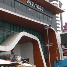 海岸通りに面した入口と右上に掲げられた標識が目に入ります。