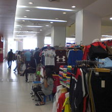 マイクショッピングモールの１階の売り場中央部分の様子です。