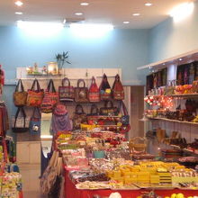 区画化された店舗ブースにおける商品の様子です。フロアの両側