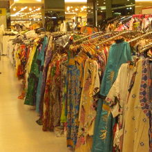 マイクショッピングモールの店内です。商品の種類と量は多いです