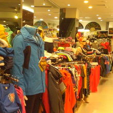 マイクショッピングモールの店内です。カラフルな商品が多いです